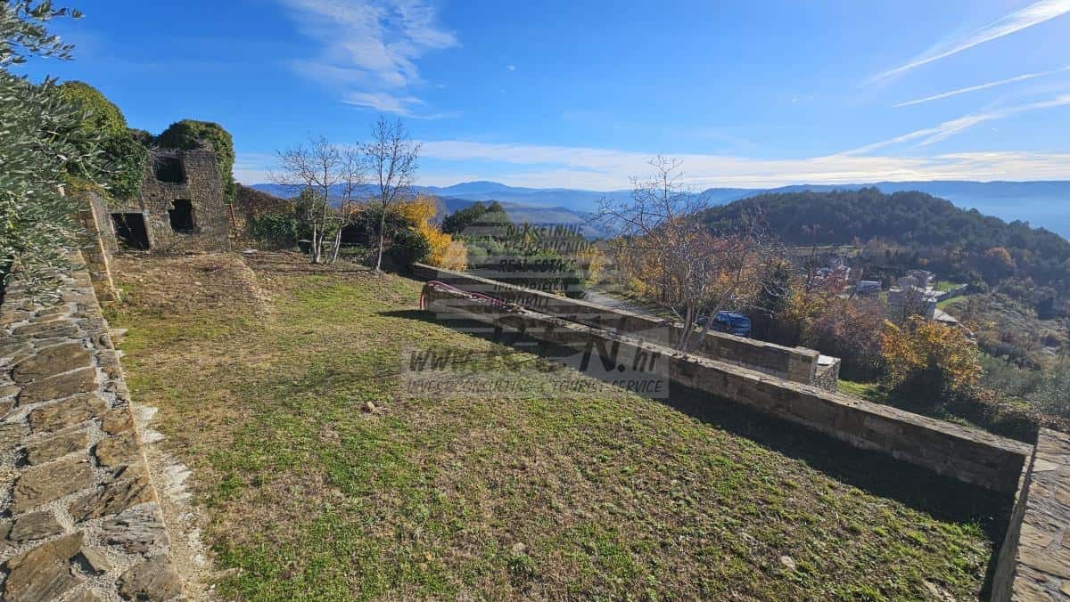 Steinruine mit Atemberaubendem Blick auf Motovun
