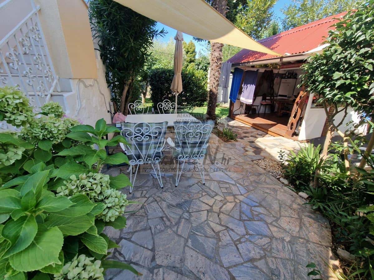 Apartment with a Large Garden Near the Sea – Novigrad