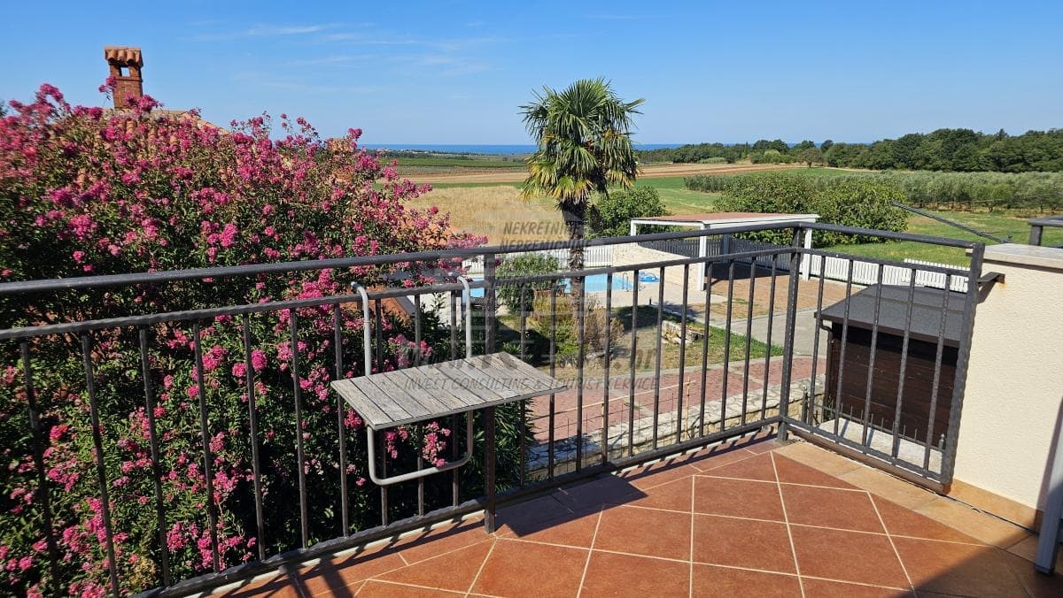 Mediterranes Reihenhaus mit Meerblick – Nähe Novigrad