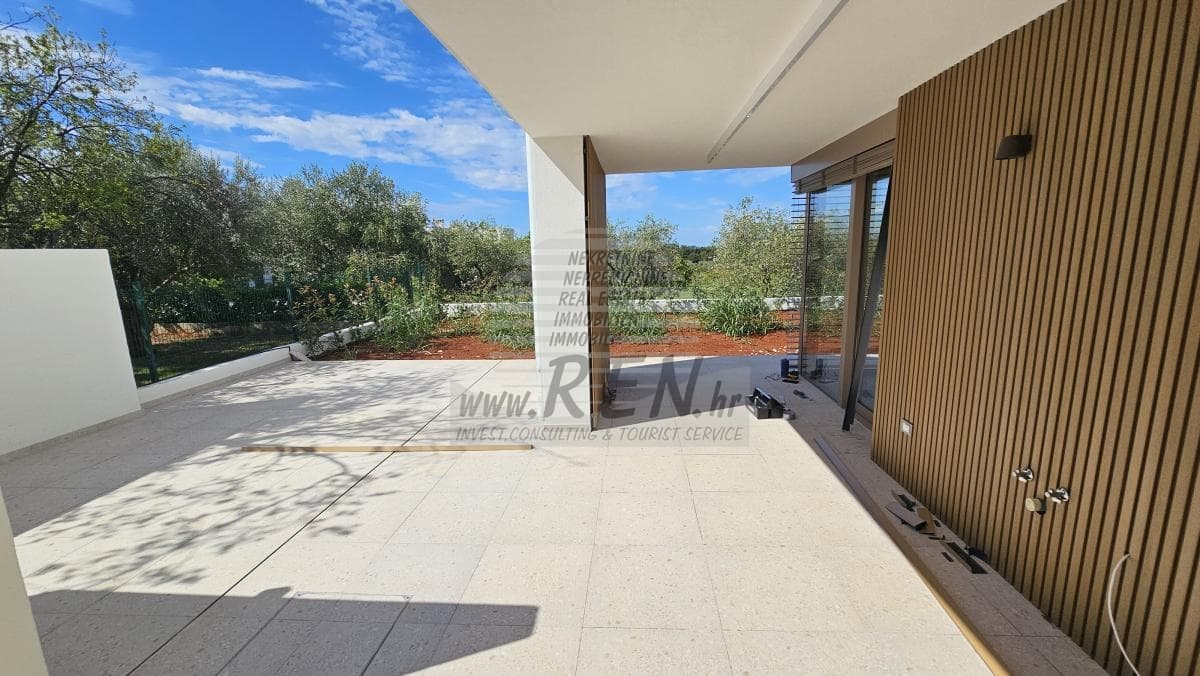 Luxuswohnung im Erdgeschoss mit privatem Garten – Premium-Neubau in Novigrad