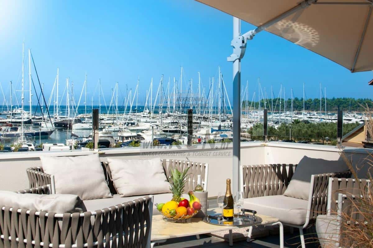 Kuća u centru grada Novigrada sa bazenom