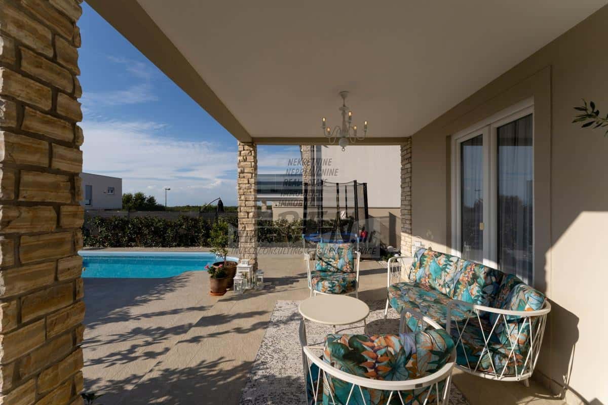 Mediterrane Oase mit Pool und Meerblick