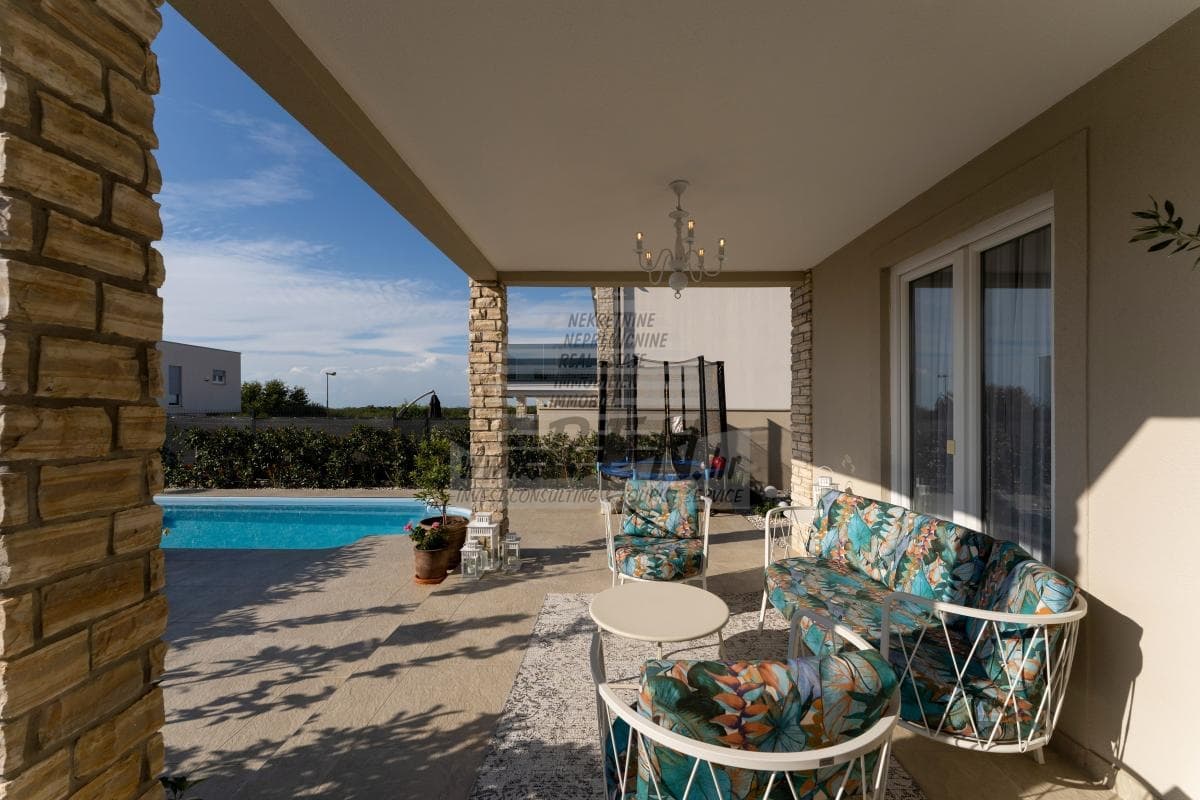 Mediterrane Oase mit Pool und Meerblick (1/30)