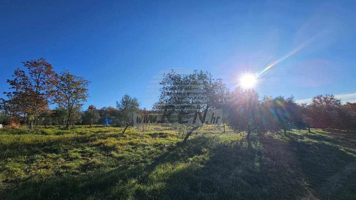 Modernes Projekt in ruhiger Lage bei Buje – Baugrundstück mit Konzeptplanung (1/9)
