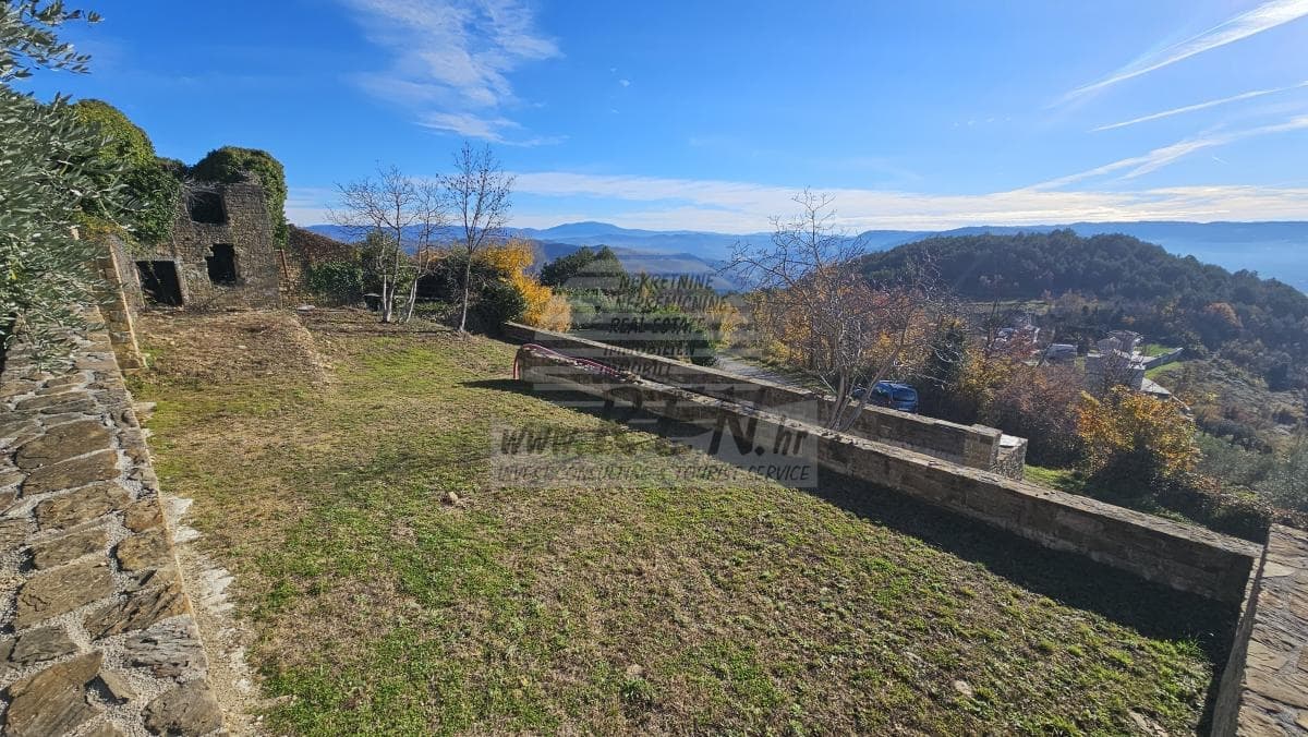 Steinruine mit Atemberaubendem Blick auf Motovun (1/9)