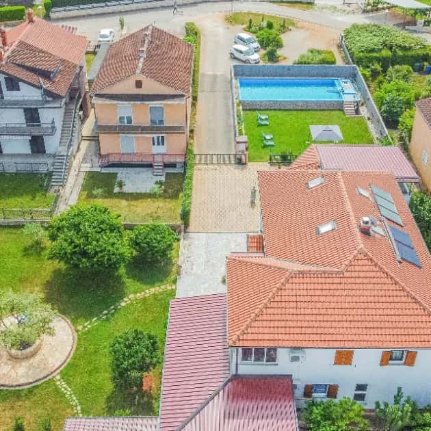 PROVISIONSFREI: Haus mit 2 Baugrundstücken nahe Umag (465m²)