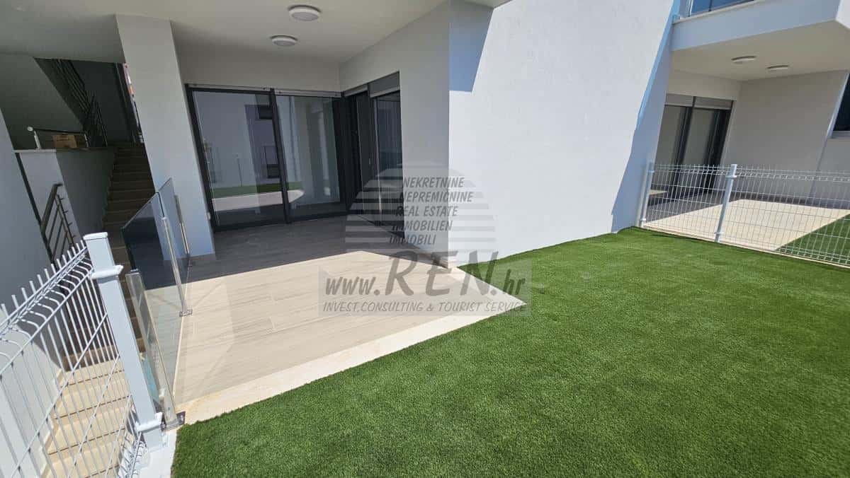 Erdgeschosswohnung mit Garten- und Meerblick – Lovrečica