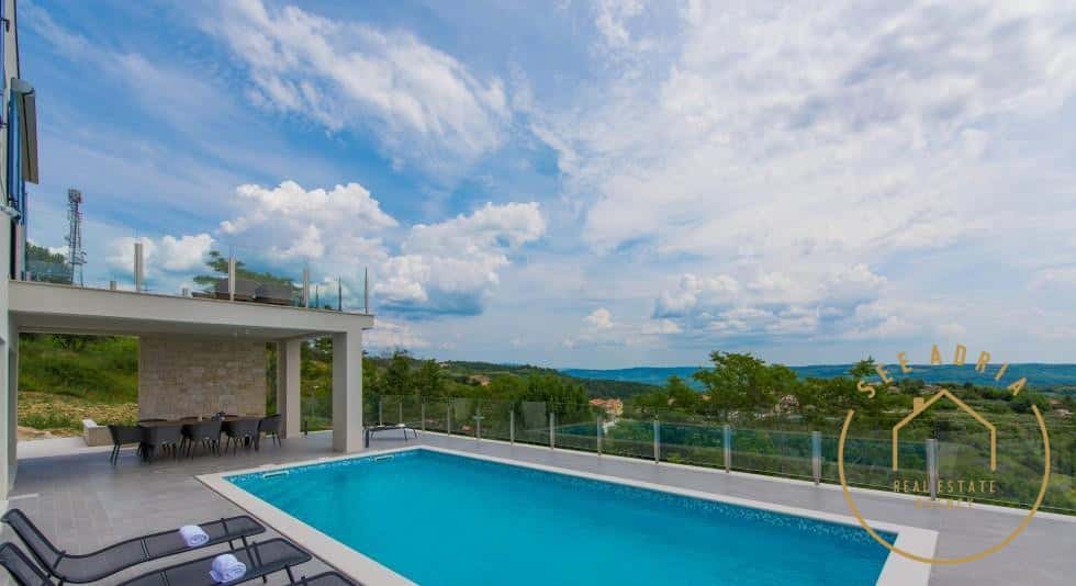 Villa mit Pool und Panoramablick